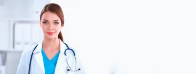 Médica atendendo paciente em consultório próprio