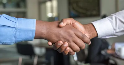 Aperto de mãos entre profissionais, representando contratos e parcerias