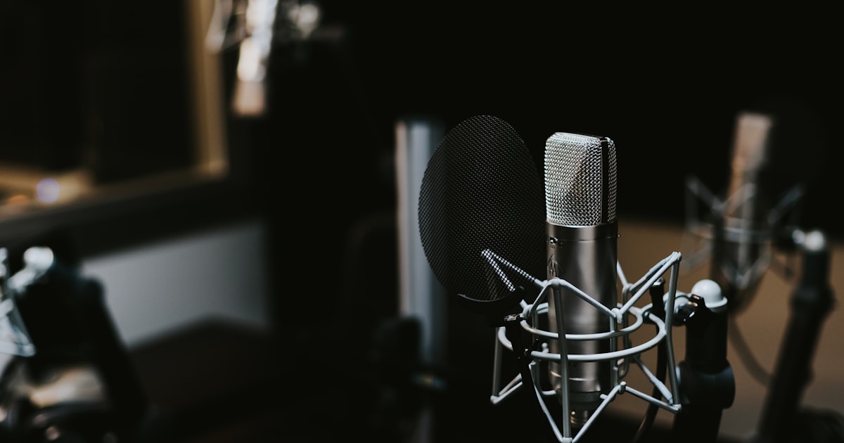 Microfone de estúdio de rádio, representando a mídia local como canal de captação