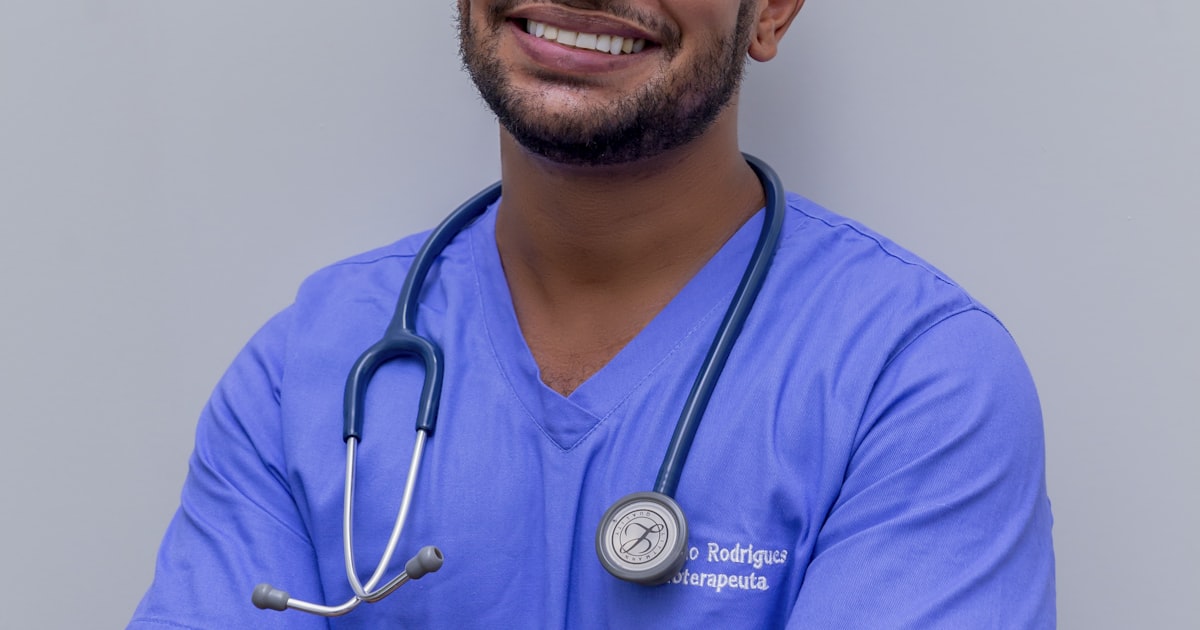 Profissional de saúde sorridente e confiante, de braços cruzados