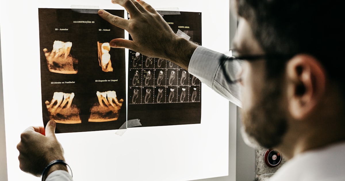 Médico analisando exames de imagem, representando a medicina moderna e tecnológica